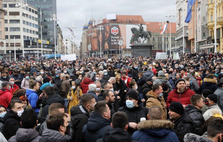 Tízezrek tüntettek Horvátországban a lezárások ellen