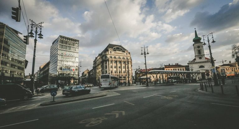 Újabb részletek a magyar nyitási tervről, ami két lépcsőben valósulhat meg