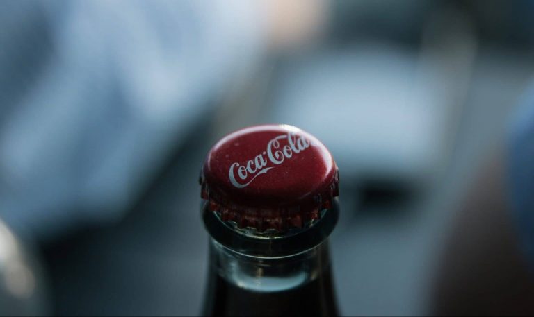 Zöldül a Coca-Cola: 100% újrahasznosított műanyagból készült palackokat mutattak be