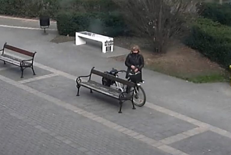 Ezt a biciklis asszonyt keresik a bajai rendőrök