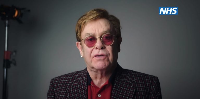 Elton John és Michael Caine arra kéri az embereket, hogy oltassák be magukat