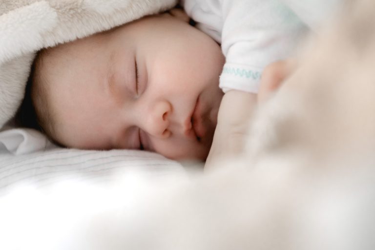 Egy újszülött csecsemő is elkapta az agresszív brit koronavírus-mutációt