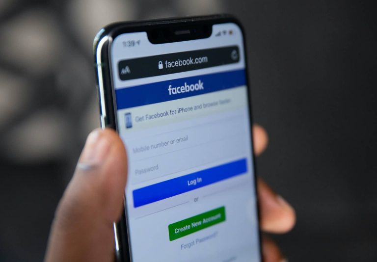 Letiltotta a Facebook a mianmari hadsereg hivatalos oldalát