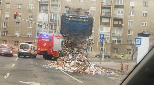 Halomban állt a szemét az Üllői úton, miután kigyulladt egy kukásautó