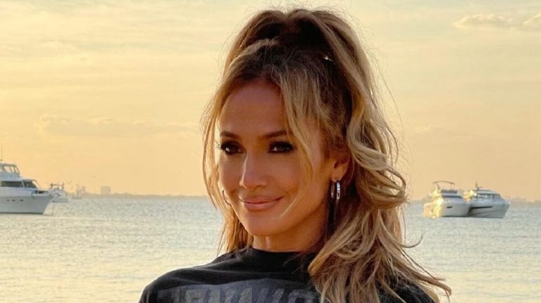 Jennifer Lopez egy hálós szexi szettben jelent meg, nem semmi a teste