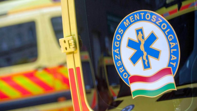 Török kamionos zúzta le a beteghez siető teljesen új mentőautót