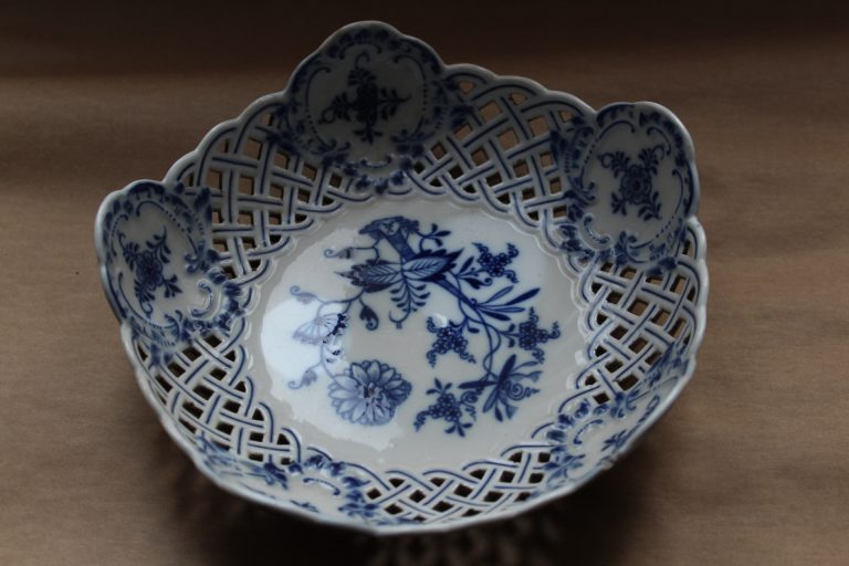 Értékes porcelánt és bélyegeket loptak egy lakásból fiatal tolvajok