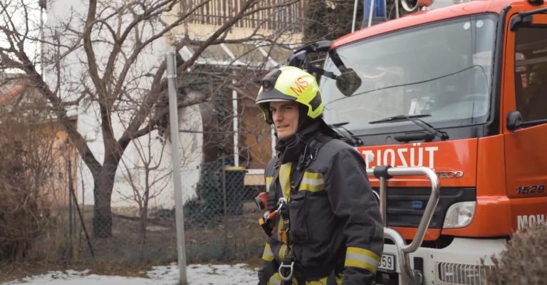 Az év egyik legmenőbb lánykérése egy magyar tűzoltótól: videón a jelenet