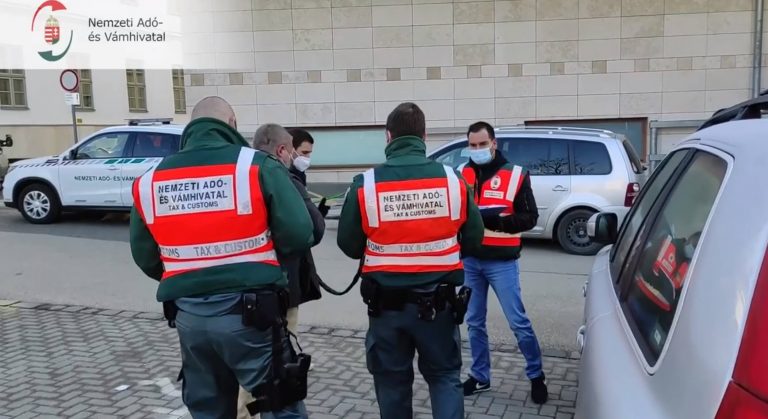 Repülőtérről a börtönbe: videón a nagy rendőri akció, a váratlan rajtaütés