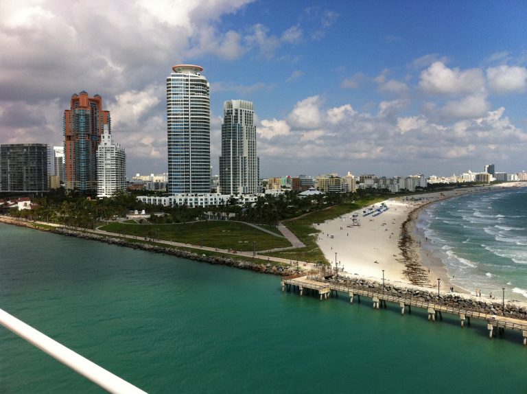 Miami Beach kihirdette a rendkívüli állapotot a kontrollálatlan tömeg miatt