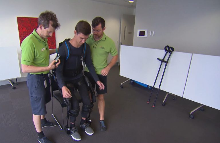 Exocsontváz segítségével újból képes járni egy lebénult sportoló