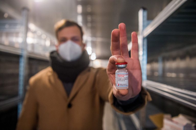 CDC: 90 százalékos hatékonyságú a Moderna és a Pfizer oltóanyaga a fertőzéssel szemben