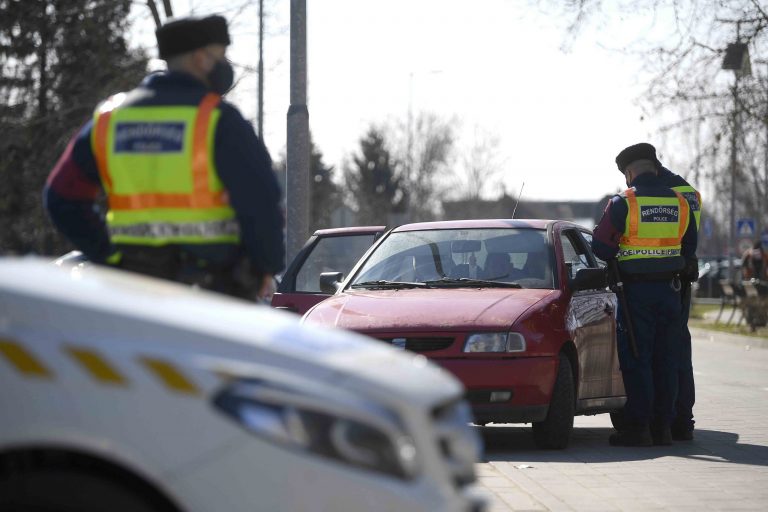 Húsvétkor a biztonsági öv használatát fogják ellenőrizni a rendőrök a magyar közutakon