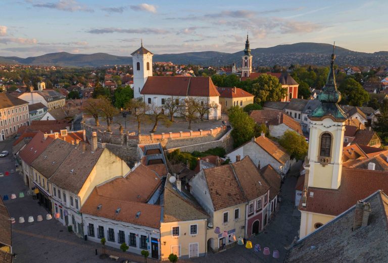 Hiába robbant be a harmadik hullám, Szentendrén a városban maszk nélkül hömpölyög a tömeg