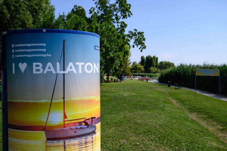 A járvány ellenére komoly turistarohamra számítanak a Balatonon