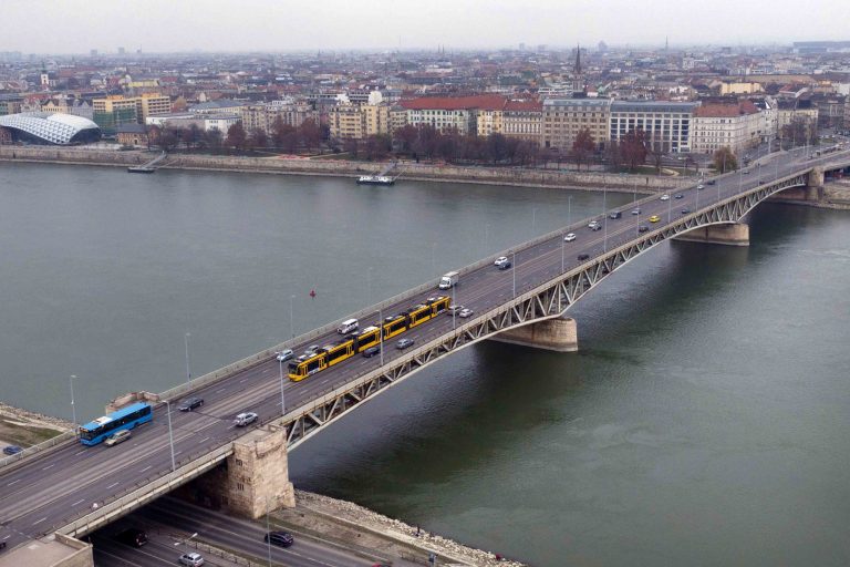 Dunába zuhant egy férfi a Petőfi hídnál (videó)