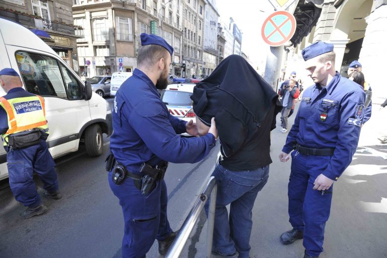 Nyolc év börtönbüntetés elől bujkált egy férfi, a rendőrök résen voltak