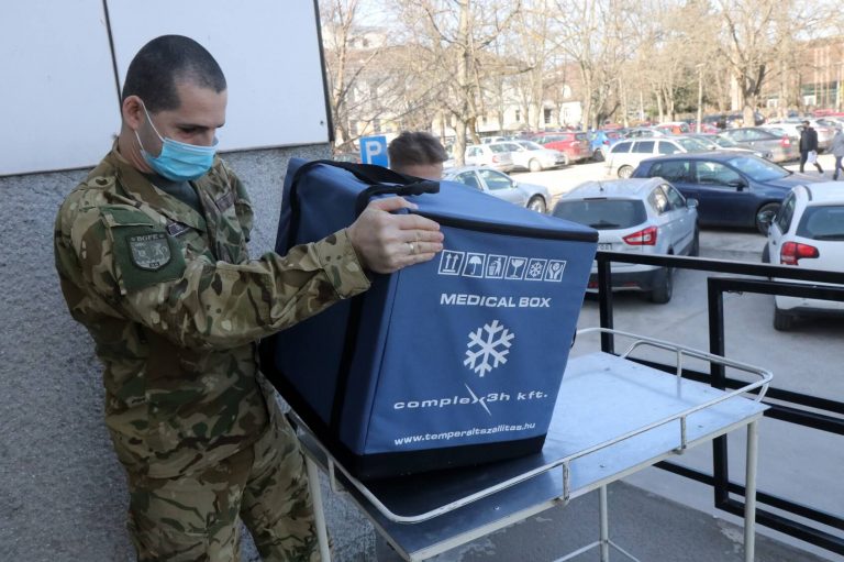 Megkezdik a magyar rendvédelmi dolgozók és katonák oltását