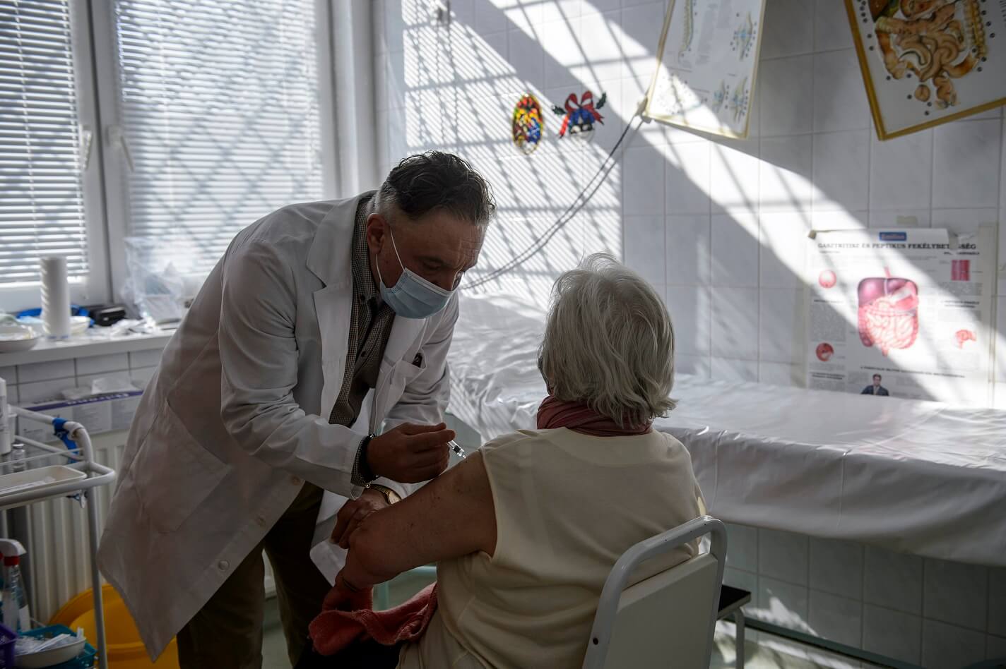 A kórházban ápolt magyar betegek mintegy 10%-a már lélegeztetőgépen van a vírus miatt