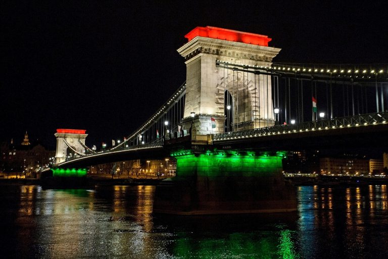 Képeken a díszkivilágítást kapott Lánchíd, csodálatosan fest