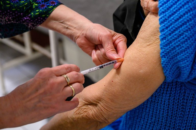 Már májusra elérhetővé válhat a magyar lakosság átoltottsága, néhány héten belül jelentős enyhítések lehetnek