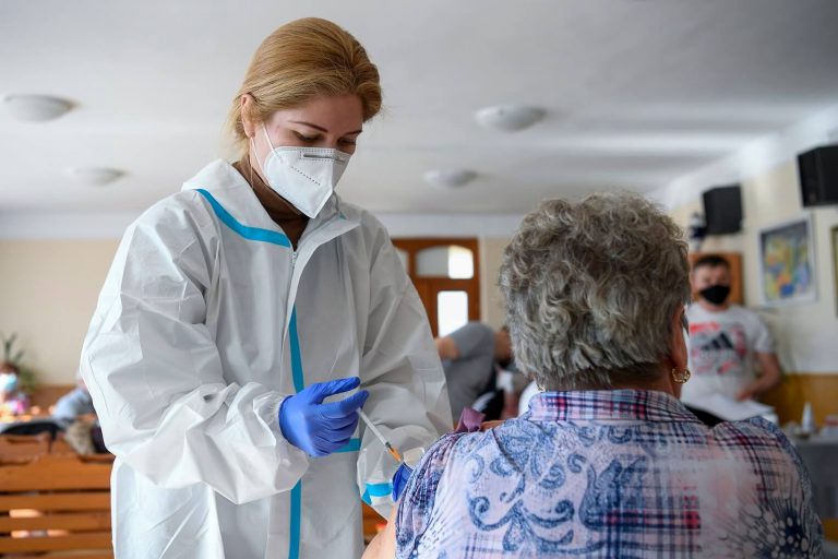 Megérkeztek a friss magyar adatok hétfő reggel: 4326 új fertőzött, 84 elhunyt, 537-en vannak lélegeztetőgépen