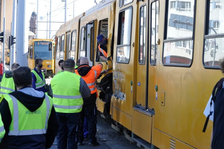 Villamosnak tolatott egy kamion Kőbányán: képek a helyszínről