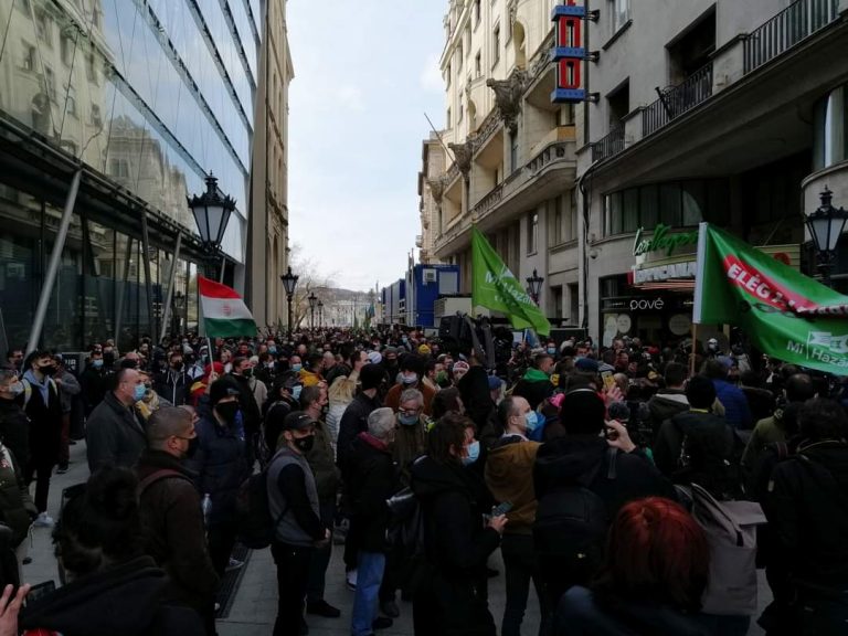 Több tüntetőt is feljelentettek a rendőrök a mai korlátozások elleni demonstráción