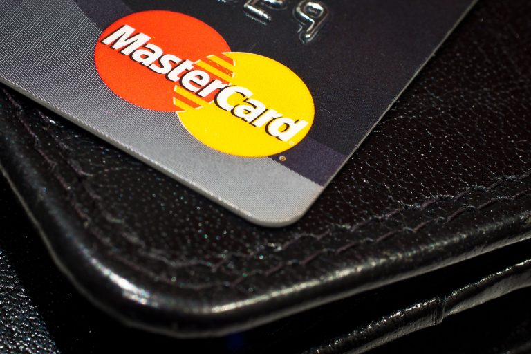 Ujjlenyomattal működő hitelkártya kifejlesztésén dolgozik a MasterCard és a Samsung