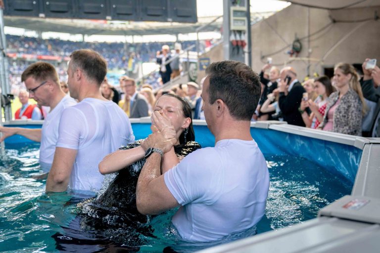 Brutális módon fenyegetik a Jehova Tanúi egyházból kilépett tagokat a felekezet vezetői