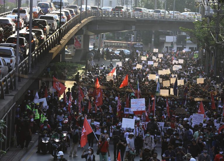 Több száz tüntető gyűlt össze a vezetőik szabadon engedését követelve Thaiföldön