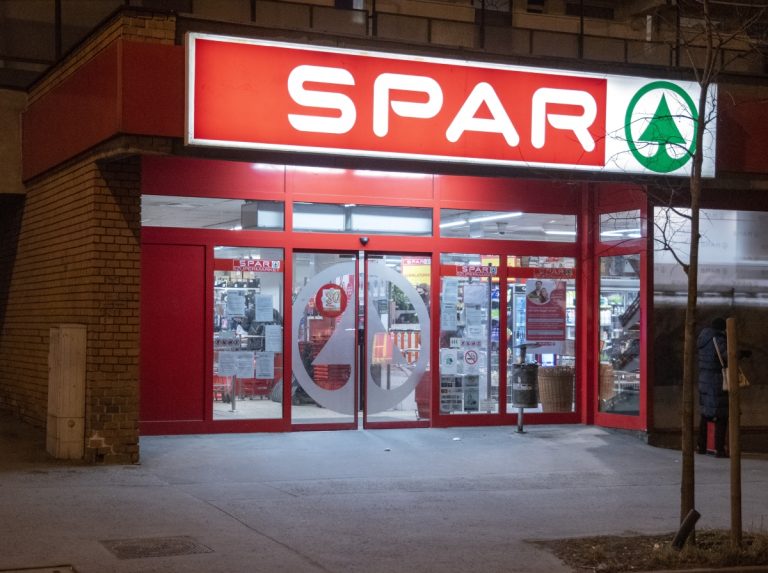 Balhé tört ki egy szegedi SPAR-ban, gázpisztoly is előkerült