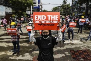 Újabb félszáz embert mészárolt le a mianmari hadsereg, a lázadó milícia vezetője válaszcsapással fenyeget