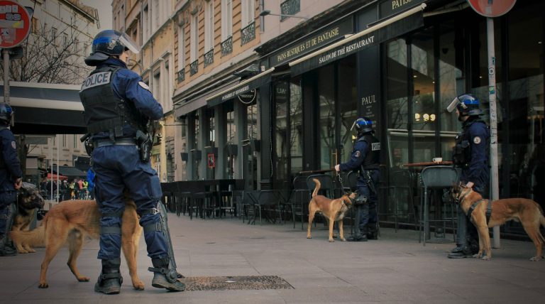 Beszóltak a rendőröknek a járókelők, hogy vegyenek fel maszkot, erre megverték őket