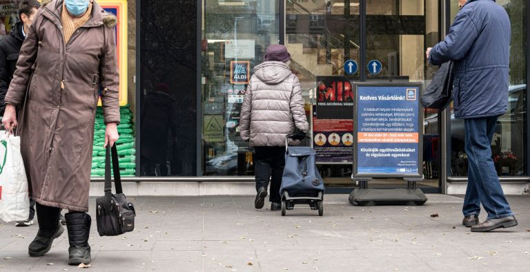 A székesfehérvári idősek egyórás vásárlási idősávot kapnak március 15-ig