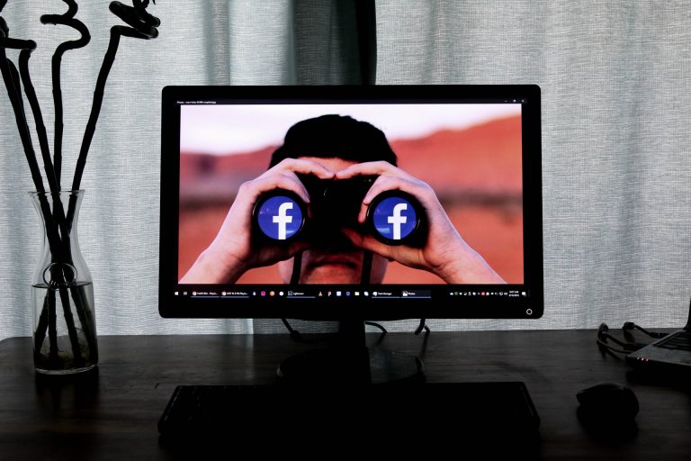 Pert indítottak a Facebook moderátorai a közösségi oldal ellen