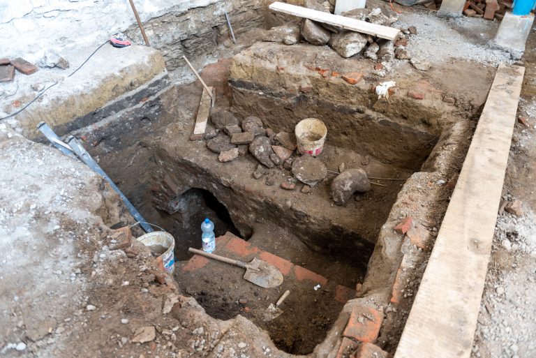 Értékes Árpád-kori leletekre bukkantak egy templom felújítása közben