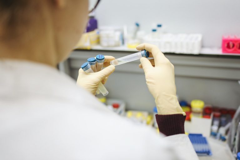 Kína: további vizsgálatokra van szükség a koronavírus eredetéről