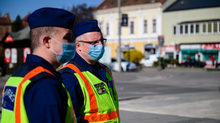 A korlátozások ellenére buliztak az Andrássy úton