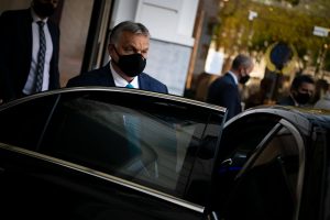 Éjfélre módosul a kijárási tilalom kezdete, este 11-ig vásárolhatunk az üzletekben 4 millió beoltott után