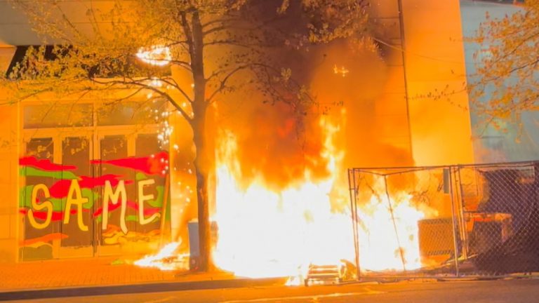 Tüntetők felgyújtottak egy Apple üzletet Portlandben (videóval)