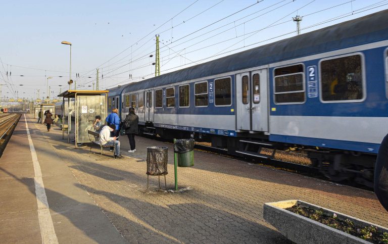 Halálra gázolt egy nőt egy Pécs irányába tartó vonat
