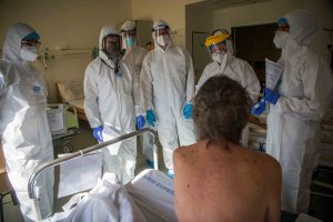 Oltás után az időseknél felére csökkent a kórházi ellátásokra szoruló koronavírus-betegek száma