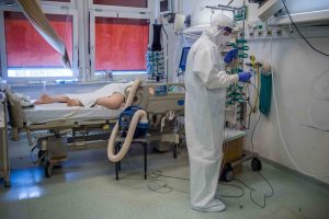 Tarthatatlan a helyzet az intenzív osztályokon, műtüdőket használnak a fiatal koronavírus-betegeknél Kanadában