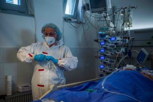 Az elhunytak egynegyede nem koronavírusban, hanem koronavírussal halt meg