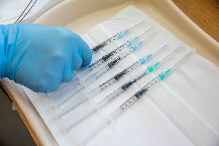 Leállították az AstraZeneca-vakcinák klinikai kísérleteit gyerekeknél a vérrögösödéses esetek kivizsgálásáig