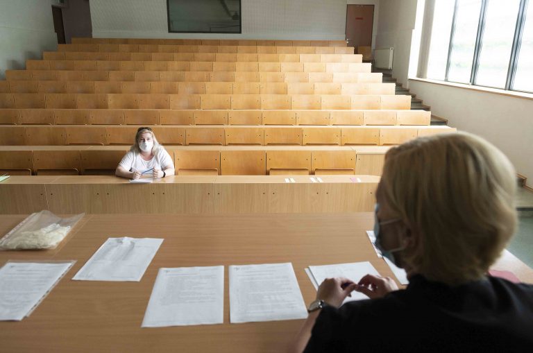 Meghosszabbíthatják az idei tanévet az egyetemek és a főiskolák