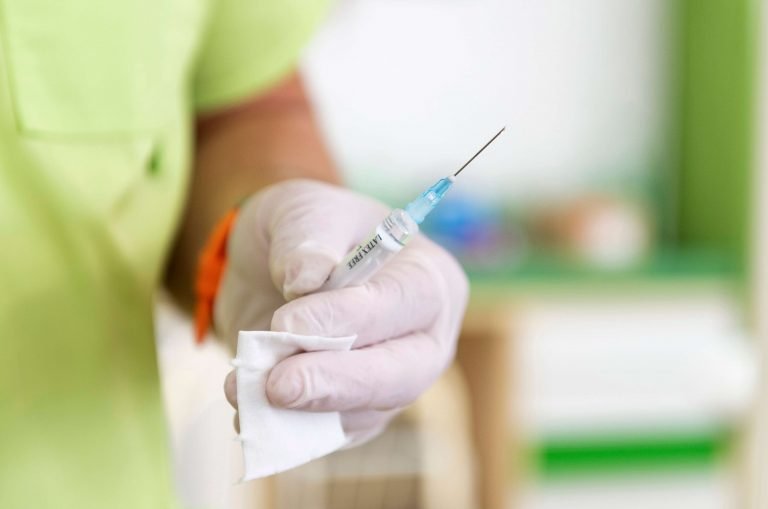 Több mint 218 ezer dózis AstraZeneca-vakcina érkezett Magyarországra