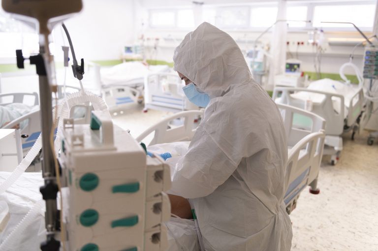 Már gyerekek is gépi lélegeztetésre szorulnak a kórházakban koronavírus-fertőzés miatt