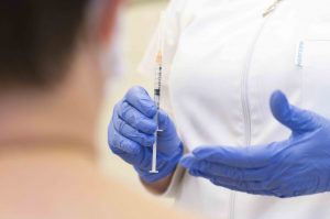 200-szor nagyobb eséllyel halhatunk bele koronavírusba, mint az AstraZeneca-vakcina mellékhatásaiba